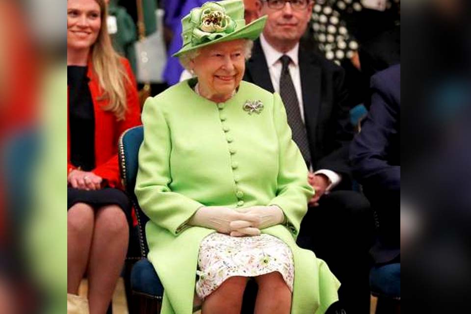 Rainha Elizabeth II assiste sozinha desfile por seu aniversário por conta do coronavírus 