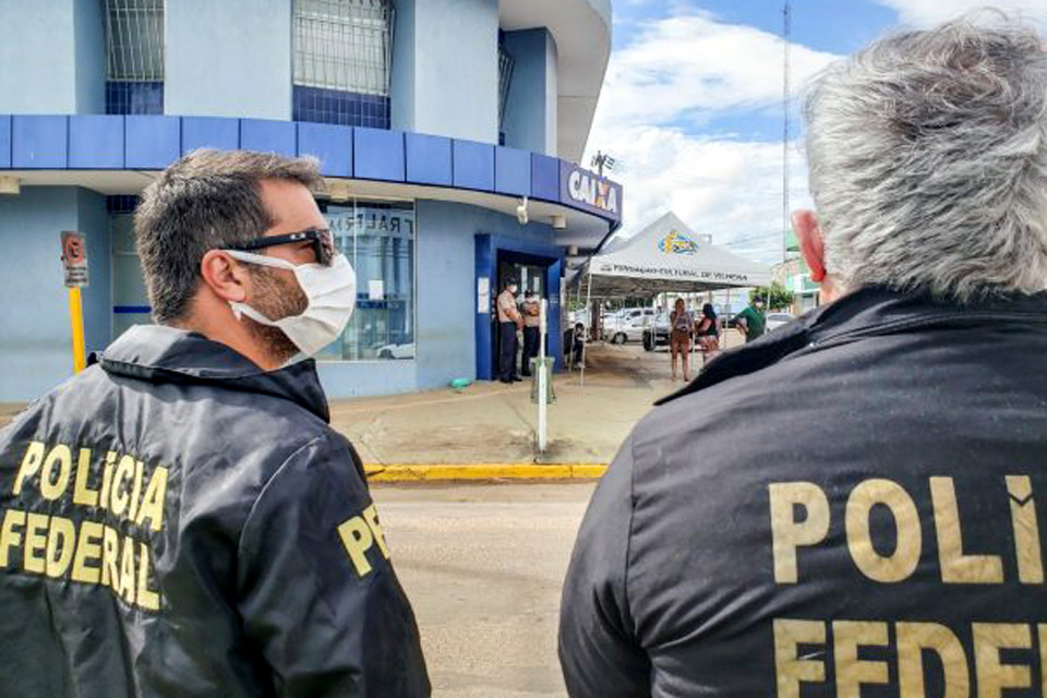 PF prende mulher tentando sacar benefício com documento falso