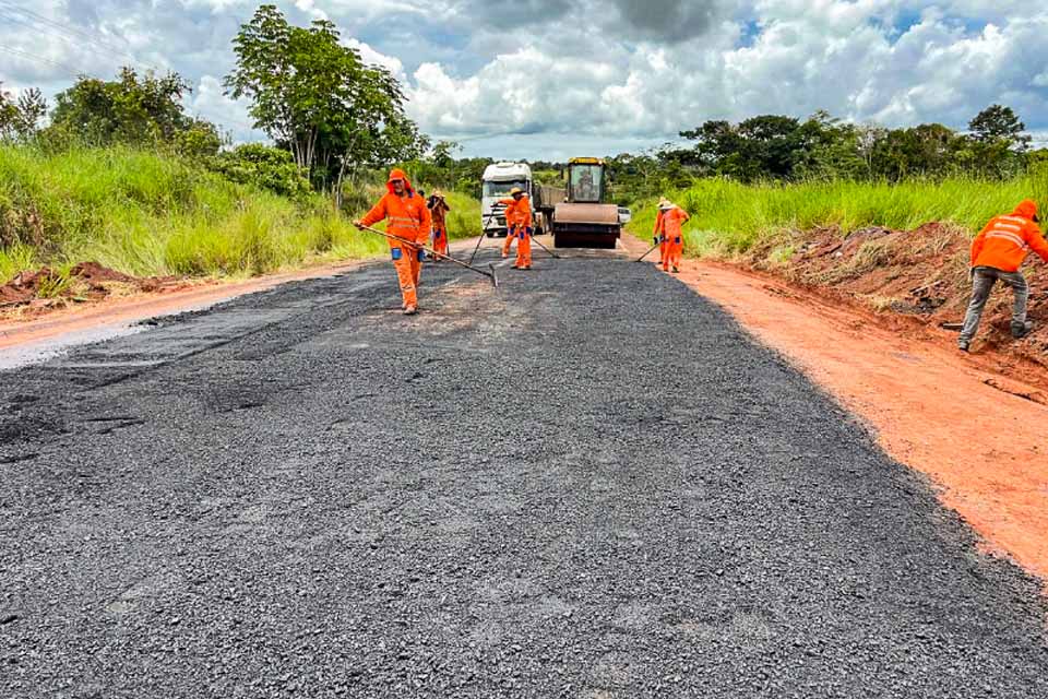 Governo conclui 32 quilômetros de manutenção asfáltica na RO-383, entre Cacoal e distrito Nova Estrela