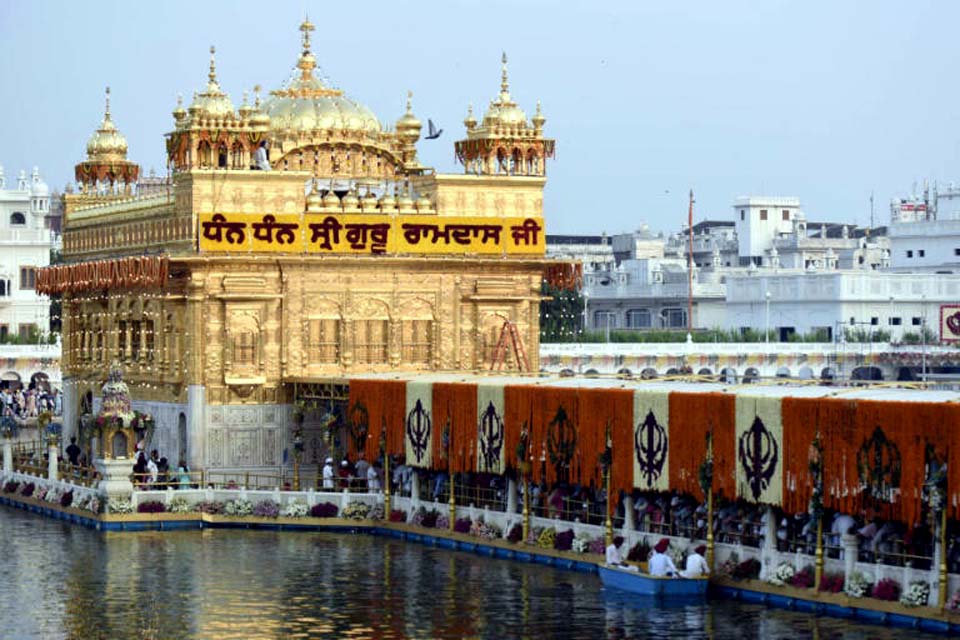 Jovem é assassinado por mascar tabaco perto de templo sikh na Índia