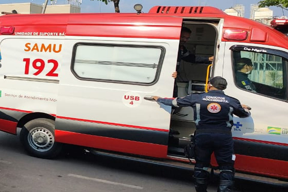 Motociclista bate em árvore na Avenida Rio Madeira e fica em estado grave