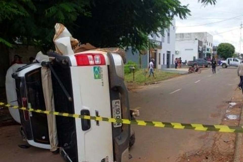 Caminhonete capota após colisão com moto em Seringueiras