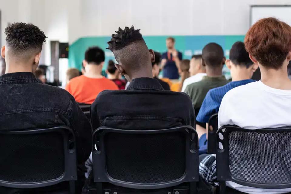 Investimento público em educação cai no Brasil entre 2015 e 2021