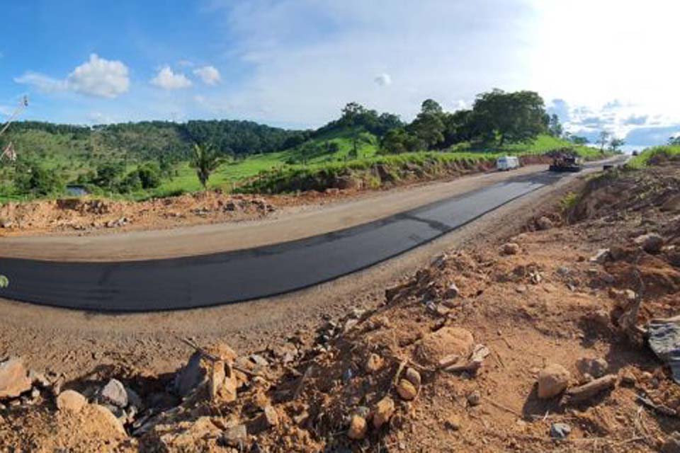 Equipe do DER realiza pavimentação asfáltica no trecho mais crítico da RO-464