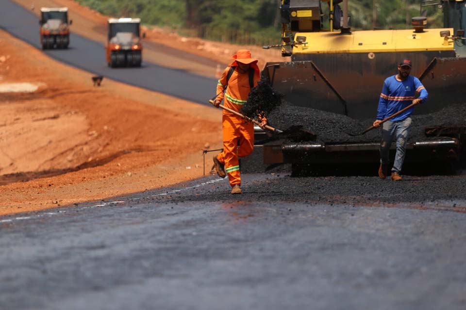 Obra de pavimentação asfáltica da TransRondônia atinge mais de 50% de conclusão