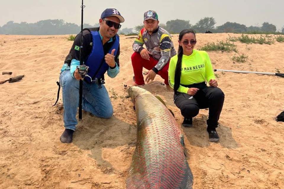  Turista pesca pirarucu gigante em Cabixi e emociona ao soltá-lo