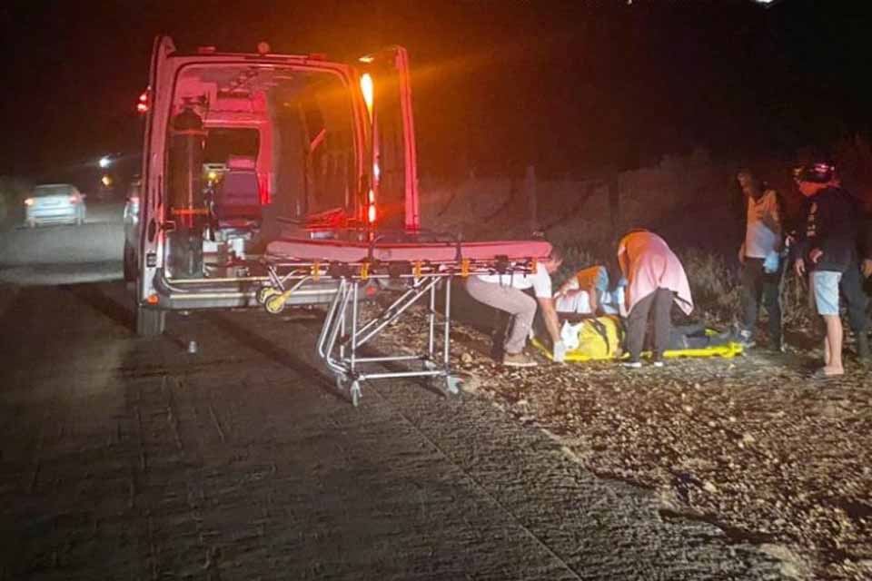 Idoso de moto sofre fratura exposta após bater em carro na RO 133