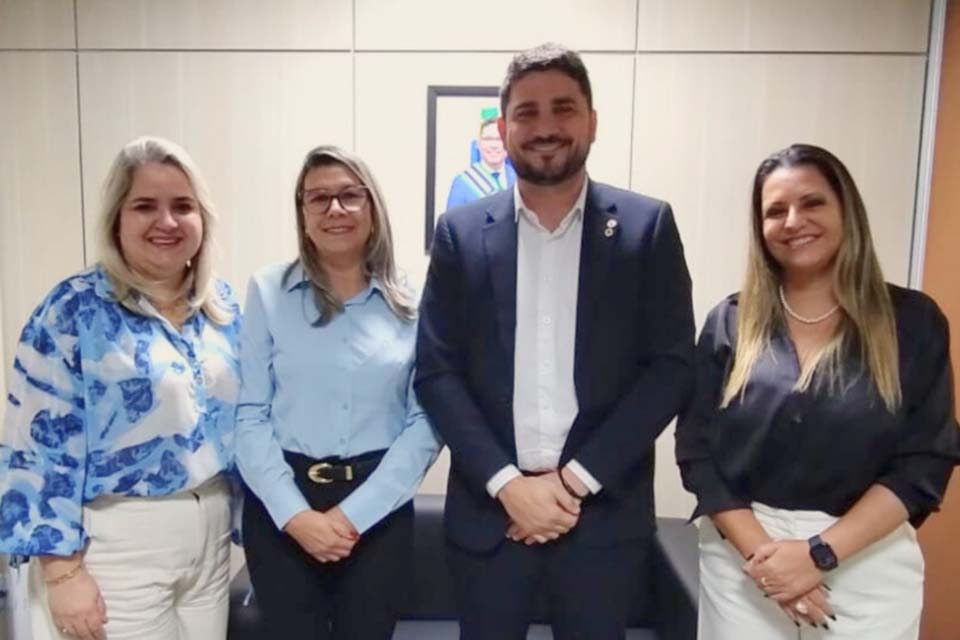 Acompanhado da prefeita Marcilene, Jean Mendonça busca parceria com o Governo para realizar obras em escola de Pimenta Bueno