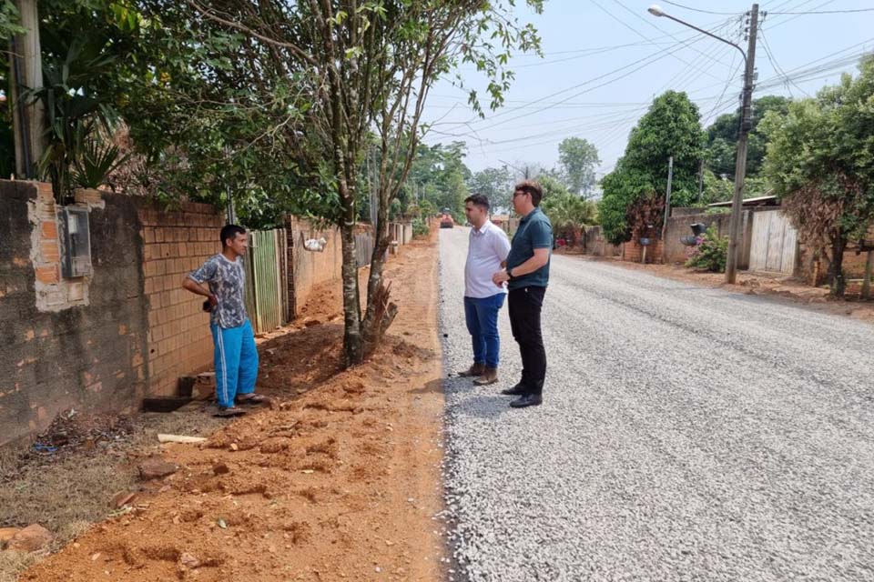 Rua Santos Dumont no setor 6, em Jaru é contemplada com pavimentação asfáltica