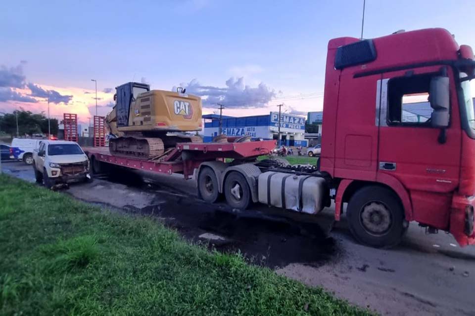 Caminhonete invade BR 364 e colide em carreta