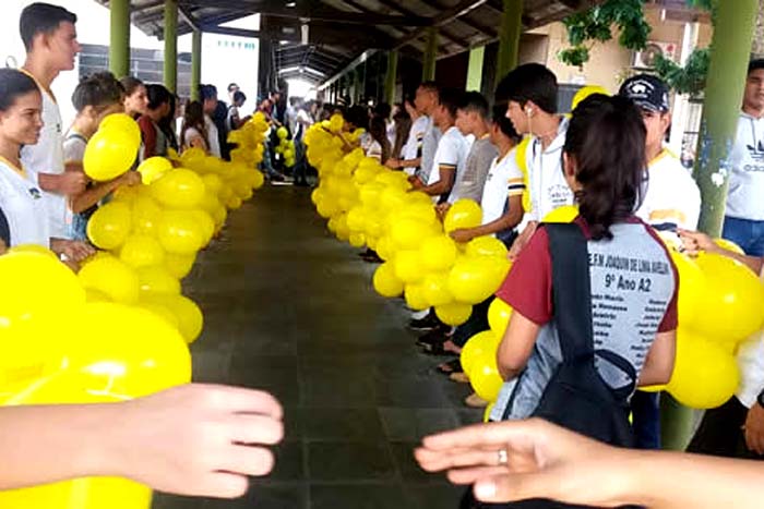 Estudantes promovem dinâmica para encerrar a campanha do Setembro Amarelo