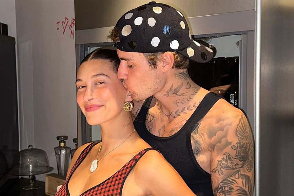 Desejando filhos com Justin Bieber, Hailey se irrita com boato de gravidez: 'Me causa desconforto'