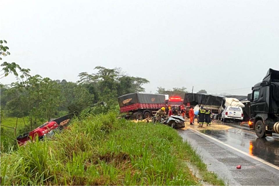 Pai e filho morrem em acidente envolvendo duas carretas e dois carros na BR-364