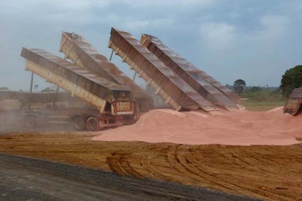 Governo de Rondônia investe mais de R$ 3 milhões no transporte gratuito de 20 mil toneladas de calcários para pequenos agricultores