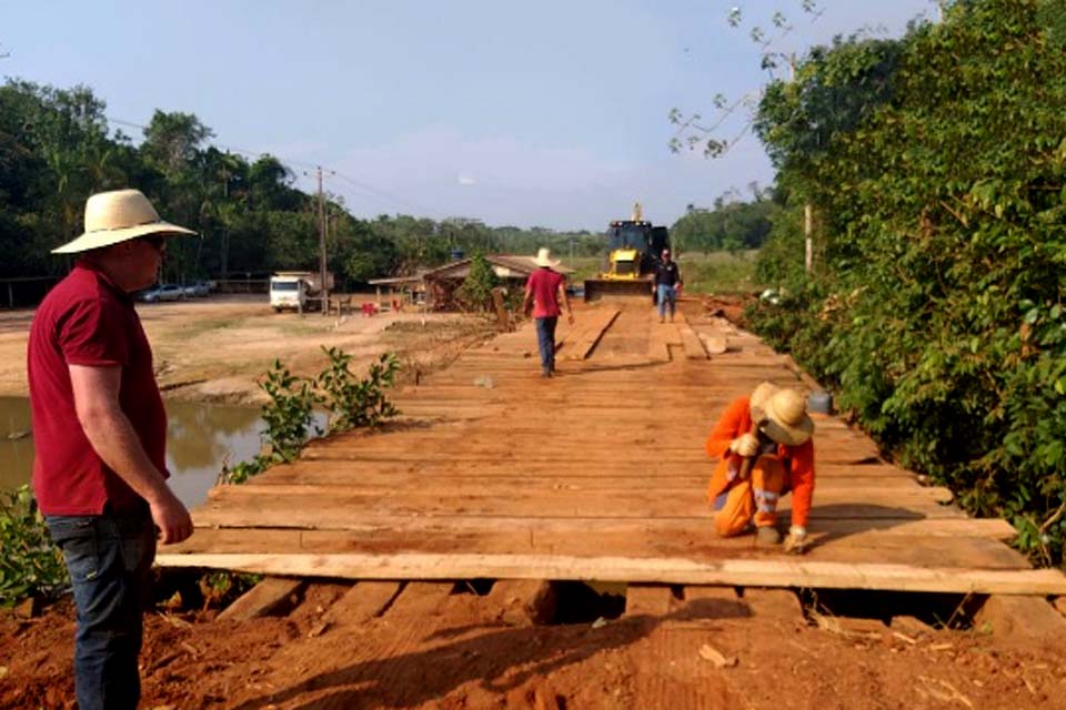 Governo recupera ponte de madeira sobre o rio Branco na Rodovia 370