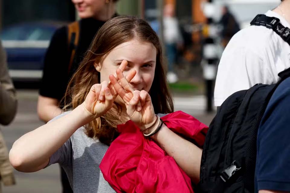 Ativista ambiental de 21 anos, Greta Thunberg, é detida durante protesto na Holanda