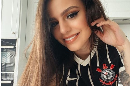 Cantora britânica Cher Lloyd viraliza ao posar com camiseta de time brasileiro