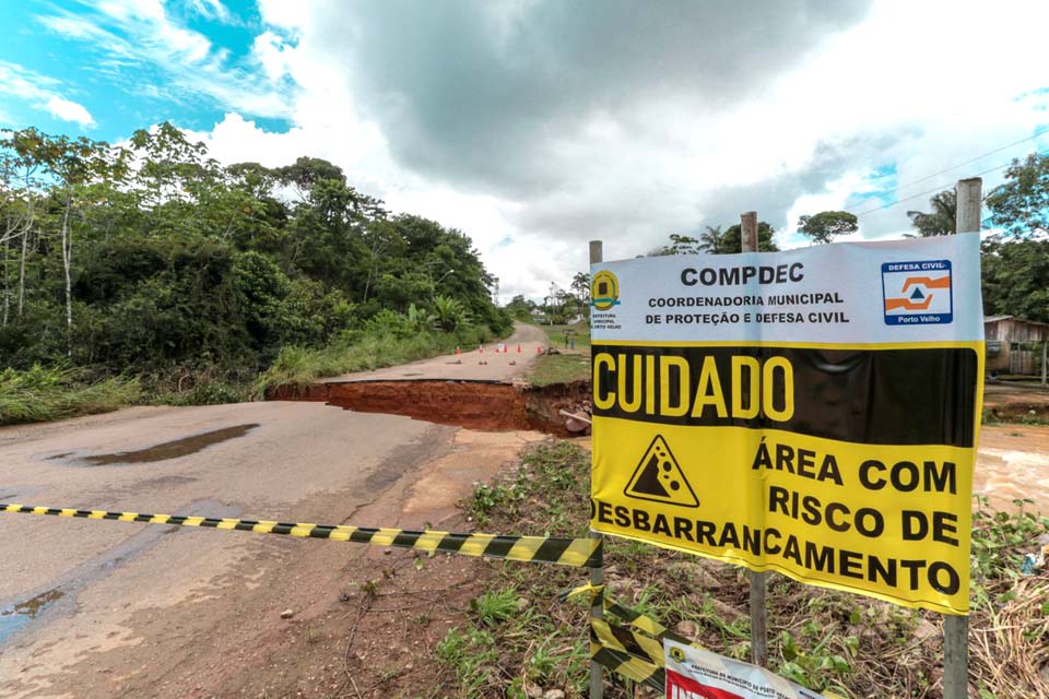 Fortes chuvas causam desmoronamento de estrada da comunidade de Santo Antônio; estrada de acesso à Hidrelétrica Santo Antônio é alternativa de trânsito