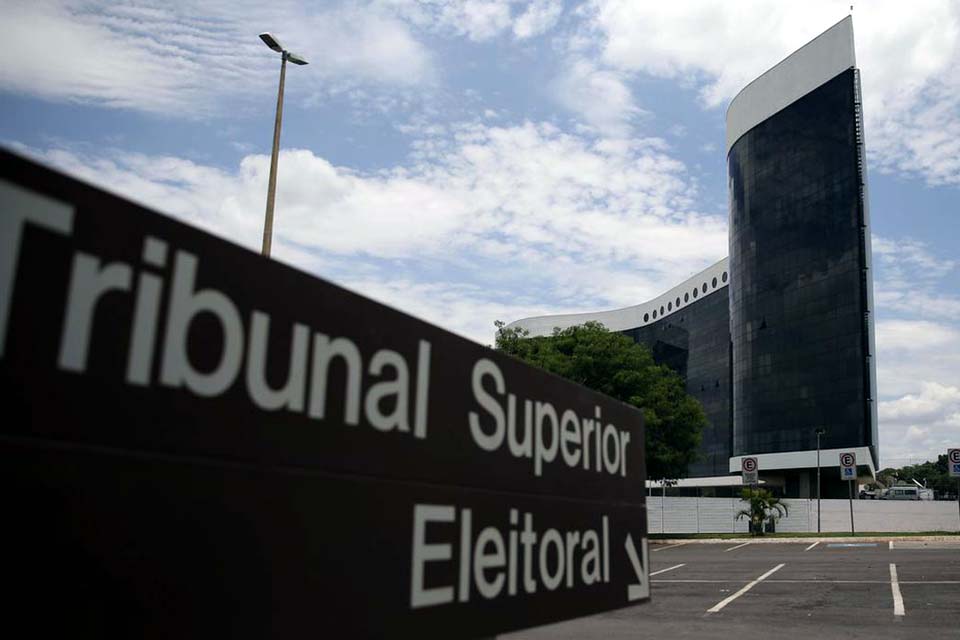 TSE suspende sessão com 3 votos a 1 pela inelegibilidade de Bolsonaro