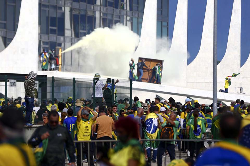 Major diz que golpistas exigiram água durante vandalização do Planalto