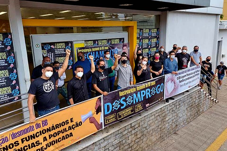 Em greve, bancários em Rondônia protestam contra a truculência do Banco do Brasil em não negociar termos da reestruturação