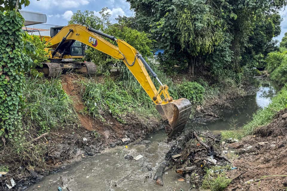 Prefeitura de Porto Velho atua na limpeza e desobstrução do canal da Praça 22 de Dezembro