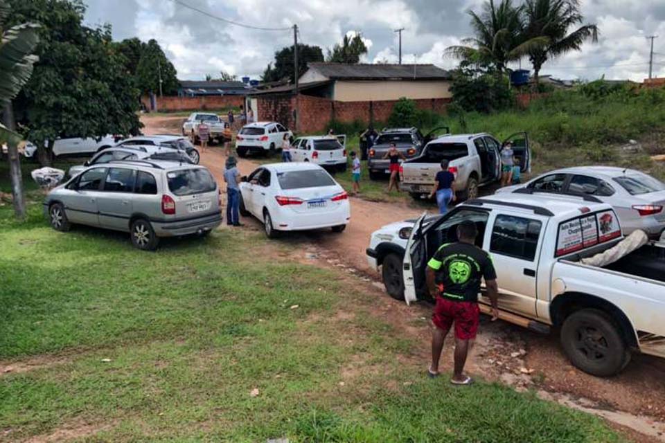 Com “buzinaço”, manifestantes protestam em frente a casa de prefeita por fechamento do comércio