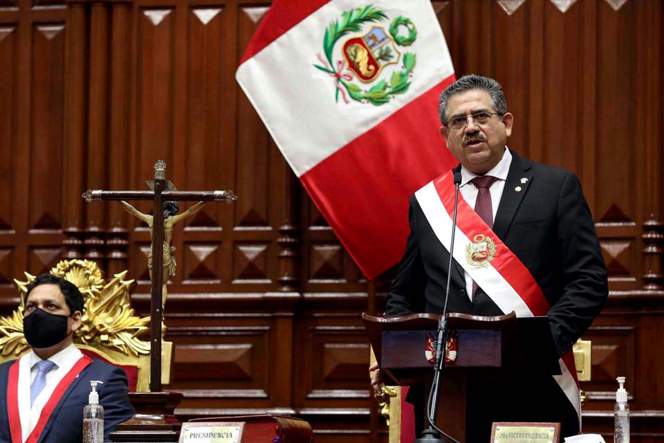 Presidente interino do Peru anuncia renúncia ao cargo