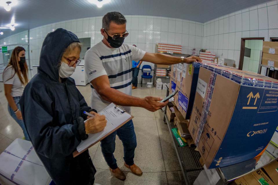 Rondônia recebe 28ª remessa de vacinas contra a covid-19 do Governo Federal e avança na distribuição dos imunizantes