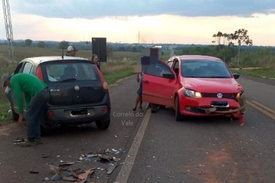 Colisão frontal entre veículos na BR 429 causa danos significativos