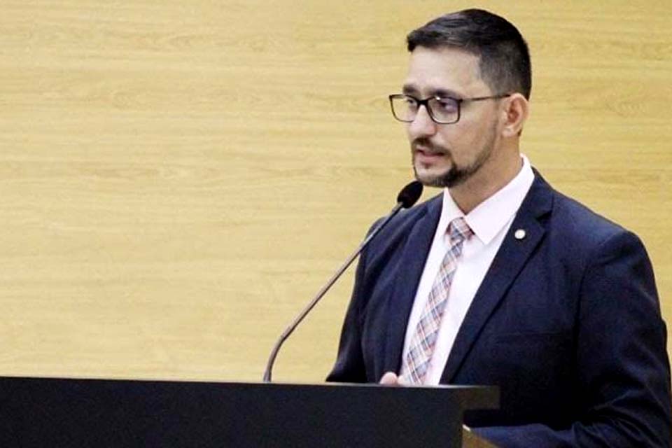 Deputado Anderson quer adequações urgentes nas escolas João Bento e Duque de Caxias para retorno das aulas