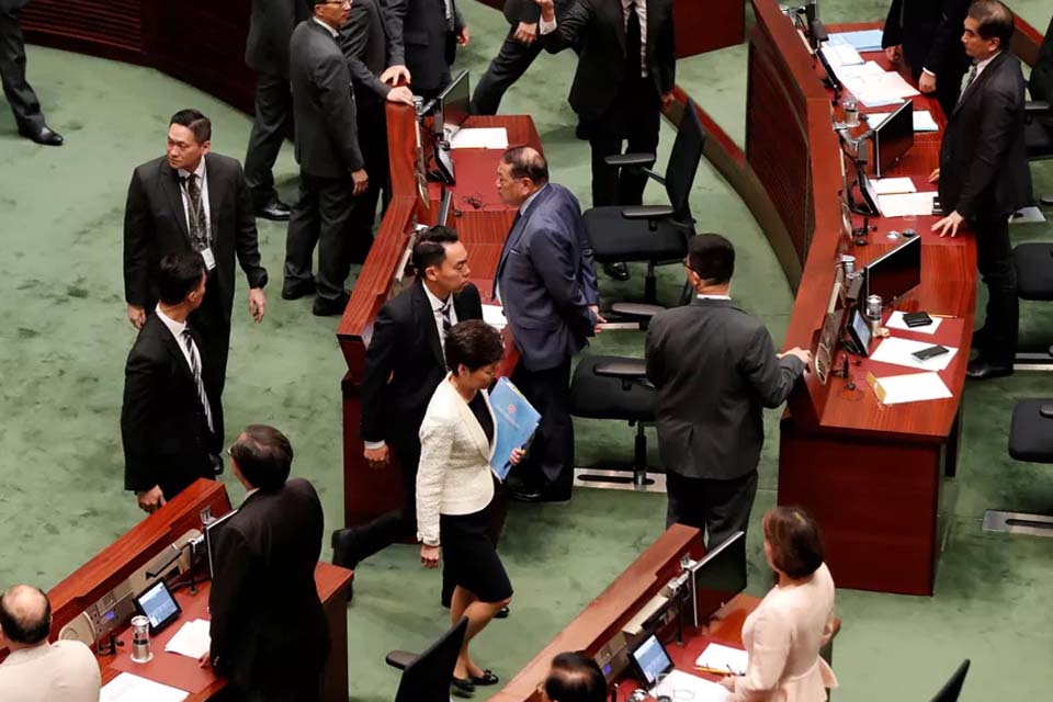Chefe do Executivo de Hong Kong é vaiada pelo 2º dia consecutivo no Parlamento