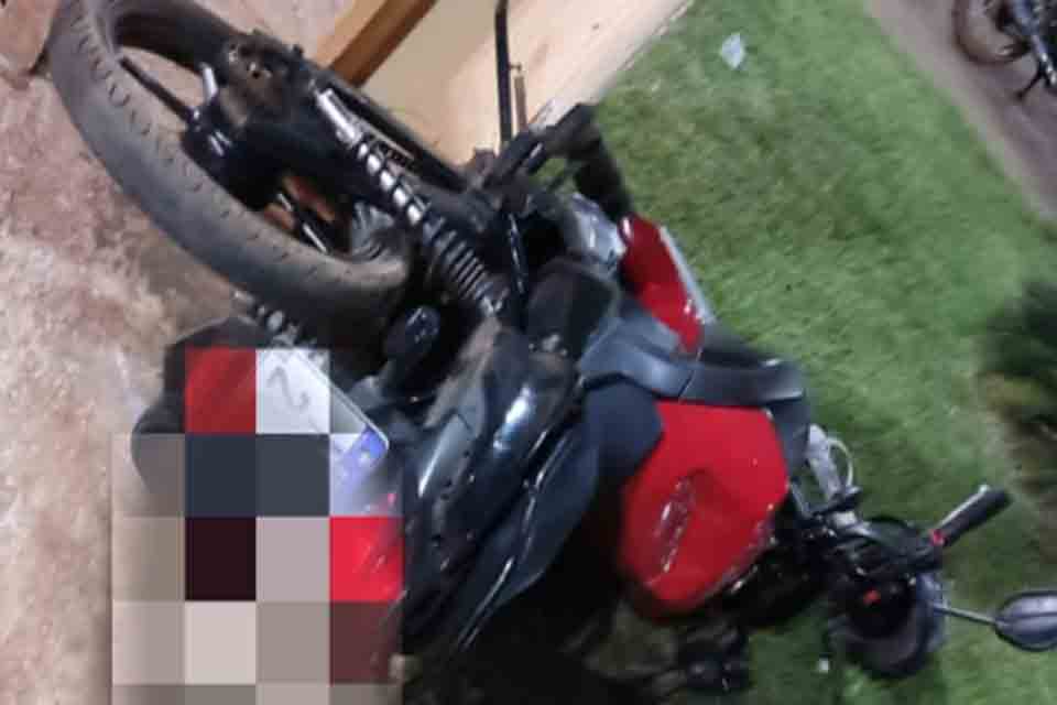 Motociclista é socorrido após colidir contra poste na marginal da BR-364