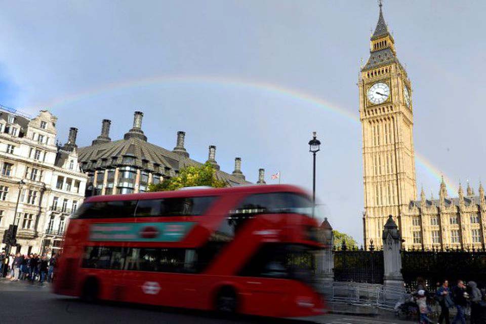 UE pede que Reino Unido tome posição em negociação comercial do Brexit