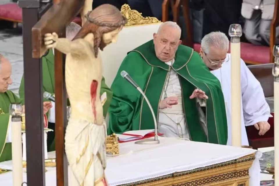 Internado para tratar bronquite, papa Francisco passa noite tranquila e febre diminui