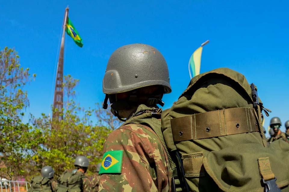 Governo estuda enviar Exército para combater queimadas na Amazônia