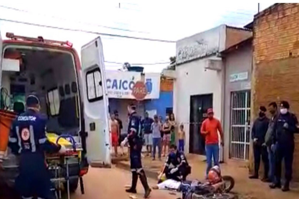 Policial troca tiros com assaltantes e um acaba baleado e outro preso