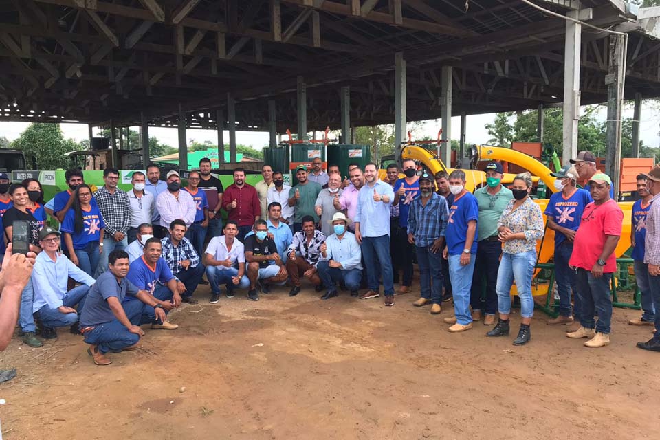 Presidente da ALE-RO, Deputado Alex Redano participa de entrega de implementos para produtores rurais de Buritis