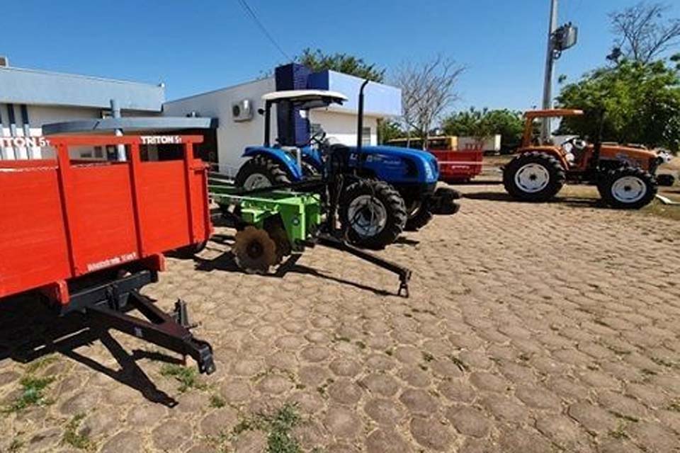 Associações rurais recebem equipamentos agrícolas por meio da Semagri