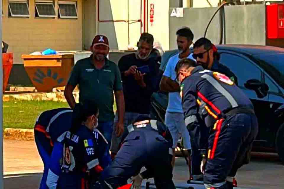 Caminhoneiro fica em estado grave após ser prensado por carreta em parede 