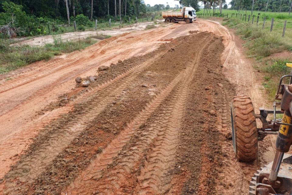 Prefeitura de Pimenta Bueno concluiu serviços de patrolamento e cascalhamento na Linha 32