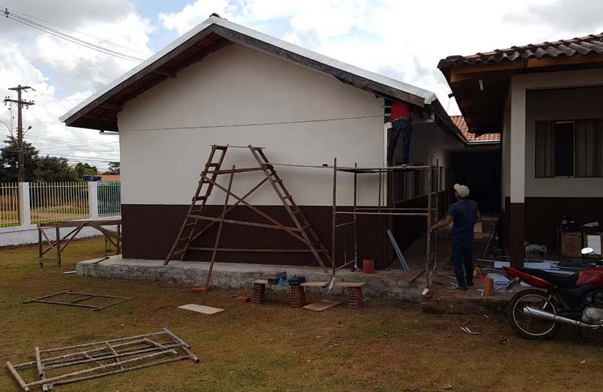 Vice-prefeito Fabricio Melo fiscaliza construção de salas de aulas e banheiros na Escola Dionísio Quintino