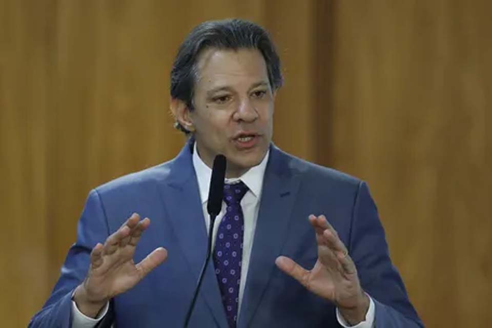 Haddad defende limitar supersalários e mudanças em concursos públicos