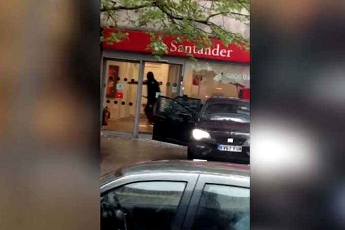 Bandidos roubam agência do banco Santander em plena luz do dia 