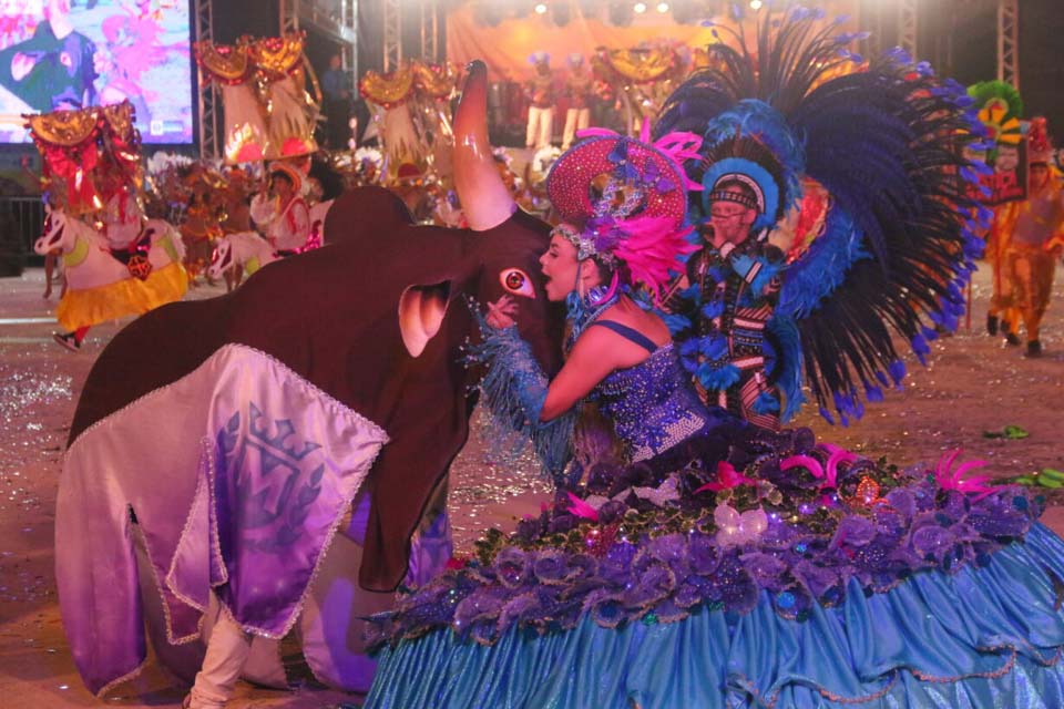 Bairro Vila Tupi em festa com o título de campeão do Boi-Bumbá Marronzinho no Arraial Flor do Maracujá