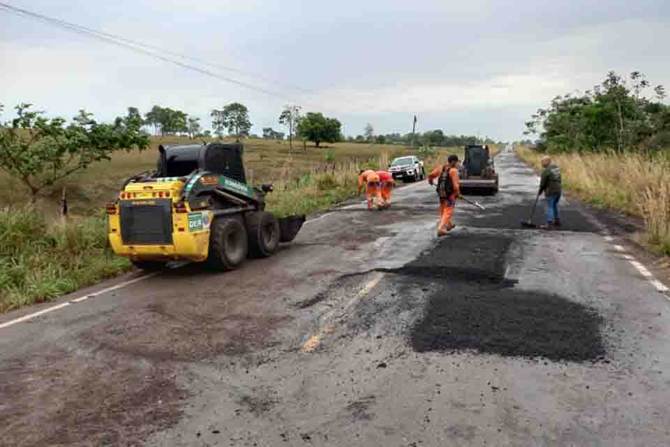 Rodovia 492 recebe manutenção na pavimentação asfáltica entre o município de Parecis e a RO-491