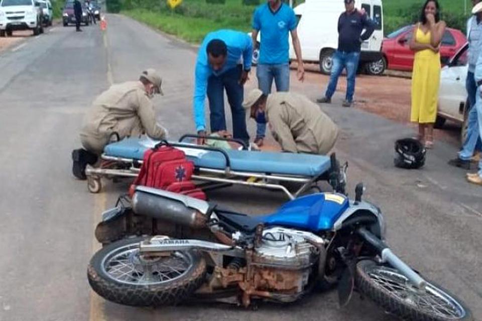 Motociclista é socorrido após colisão com carro na RO-010 em Rolim de Moura