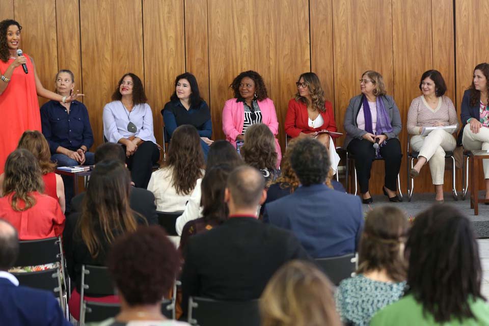 Mulheres ocupam 34% de cargos de alta liderança no setor público