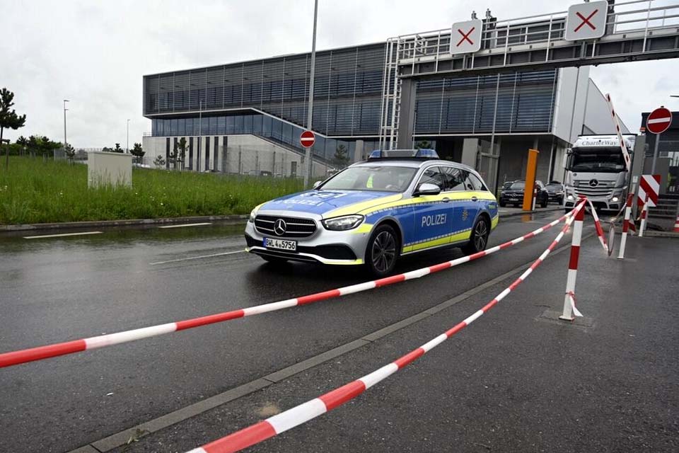 Duas pessoas morrem em tiroteio em fábrica da Mercedes-Benz na Alemanha 