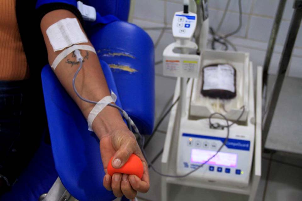 Ação externa de coleta de sangue promovida pela Fhemeron acorre no município